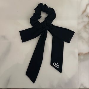 ALO Love Knots Tie Scrunchie - Black - GUC